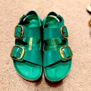 Milano Big Buckle
Natural Leather Patent - High Shine Digital Green, 39/8.5